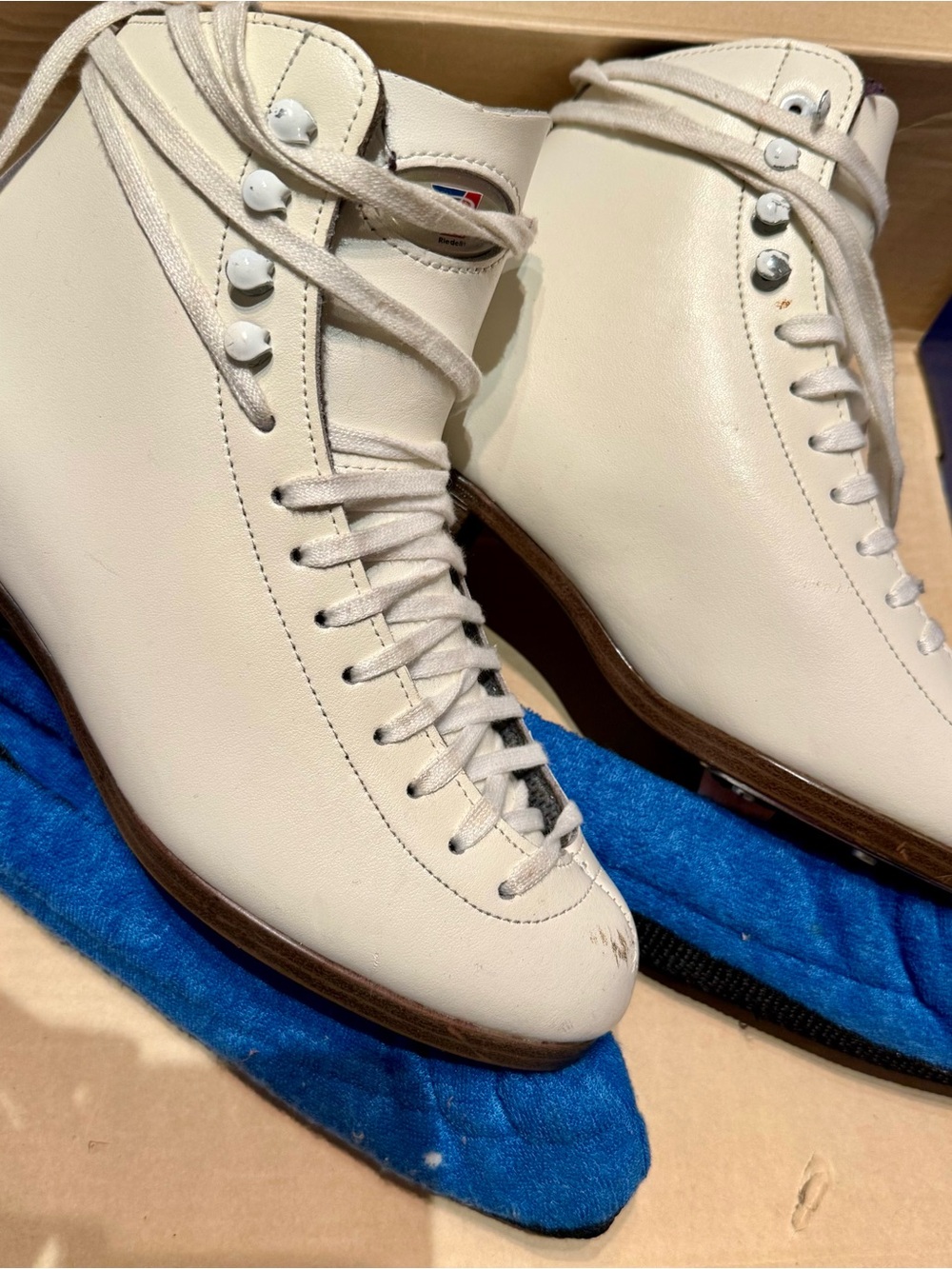 Riedell 117 Wide Skates with Sapphire Blade- Size 5.5